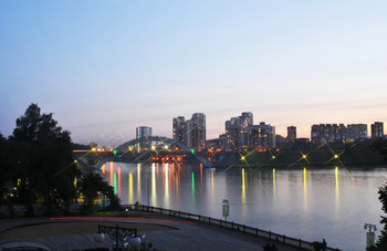 Огни Ночного Города / Вид на мост через Москва реку,мост разделяет город Химки на две половины,использовал звёздный фильтр 4 лучевой, что добавляет романтики.