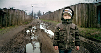 портрет с дорогой и лужами / осень в провинциальном городе