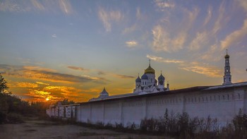 У СТЕН МОНАСТЫРЯ / Николо-Угрешский монастырь.