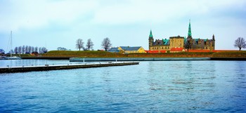Кронборг,Дания / Кронборг — замок в Дании, рядом с городом Хельсингёр на северо-восточной оконечности острова Зеландия. В этом месте ширина пролива Эресунн между Данией и Швецией составляет всего 4 км, что придавало замку важное военно-стратегическое значение в течение долгого времени. 30 ноября 2000 года Кронборг был включен в список объектов всемирного наследия ЮНЕСКО, как один из наиболее значимых замков эпохи Возрождения в Северной Европе[1].