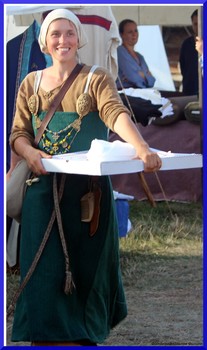 девушка доставщица / Очень красивая девушка, доставщик пиццы на Польском Историческом фестивале в городе Волин.