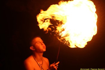 Фаерщик / красивый момент плевка огнем, на показательном выступлении на одном историческом фестивале