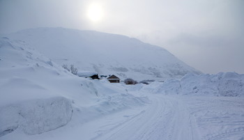Солнышко в дымке. / Скоро опять навалит снег. Зимние дороги.