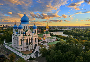 ...в лучах заходящего солнца / Николо-Перервинский монастырь