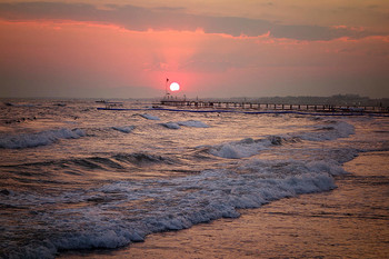 Берег моря... / на закате