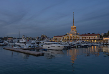 Вечер у Морвокзала / Вечерний Сочи. Морвокзал в &quot;синий&quot; час.