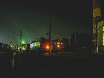 Поезда в депо / Два электровоза ночью в локомотивном депо.