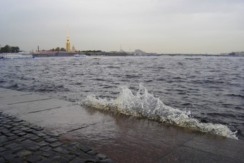 На том берегу / А на том берегу Петропавловка...