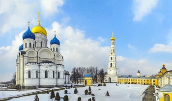 В монастыре / Николо-Угрешский монастырь.
Вид с противоположного берега: https://imgur.com/69mF8MS