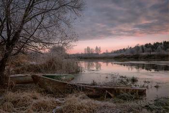 Дыхание зимы / Покрытые тонкой корочкой инея, старые лодки слегка потрескивали первым, тонким, ноябрьским льдом. Река Дубна.