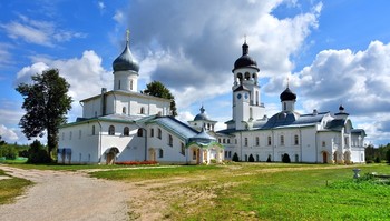 &nbsp; / Крыпецкий Иоанно-Богословский мужской монастырь.
Монастырь основан в 1455 году афонским монахом, преподобным Саввой Крыпецким, выходцем из Сербии, среди болот. Местоположение монастыря в древних грамотах определяют как «в Псковской земле, в Псковском уезде, в Бельской засаде, в Торошинской губе». ..
В 1581 году монастырь подвергся нападению одного из польских отрядов Стефана Батория, но осада не удалась: поляки были разгромлены скрывшимся в стенах обители русским отрядом...
В 1990 году монастырь передан Русской православной церкви. На территории Крыпецкого монастыря проведены реставрационные работы, некоторые полуразрушенные постройки разобраны и затем реконструированы. В монастыре возрождена монашеская жизнь...