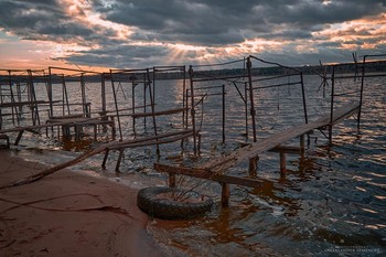 Ноябрь и Волга / лодочный причал на берегу Волги