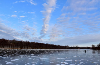 Стоит, стыдясь, зима у входа... / Вкатился воздух со двора,
И всё мгновенно стало старым,
Как в детстве в те же вечера.

Сухая, тихая погода.
На улице, шагах в пяти,
Стоит, стыдясь, зима у входа
И не решается войти.

Зима, и всё опять впервые.
В седые дали ноября
Уходят ветлы, как слепые
Без палки и поводыря.

Во льду река и мерзлый тальник,
А поперек, на голый лед,
Как зеркало на подзеркальник,
Поставлен черный небосвод.

Б.Пастернак