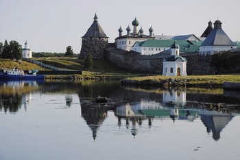 Коленопреклоненное дыханье.... / И касаюсь острова однажды,
Водоросли жёлтые у камня,
Запах моря, чайки над водой,
Белокаменных церквей покой,
И всех тех, кто плачет сердцем, страждет,
Перезвон колоколов с рассвета
Созывает в храм на покаянье,
И коленопреклонённое дыханье –
Пред иконами святыми молит каждый…

Пелагея Белица