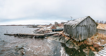 Поселок Рабочеостровск на берегу Белого моря / Кемь. Поселок Рабочеостровск на берегу Белого моря во время отлива. Конец ноября.