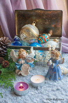 Новогодняя композиция (2) / Ангелочки на фоне шкатулки с новогодними украшениями