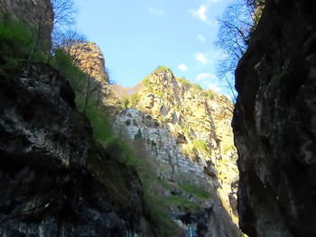 Чегемское ущелье-весной / Знаменитое Чегемское ущелье - весна, синее небо, распускающиеся деревья,чистый горный воздух -недалеко от Нальчика