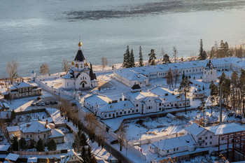 Предзакатное / Свято-Успенский мужской монастырь в Красноярске на реке Енисей - день клонится к закату