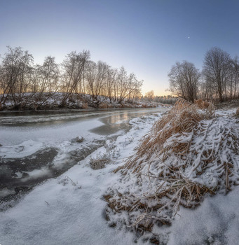 Утро на замерзающей реке / Панорама