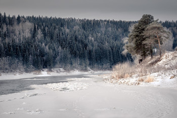 Зимняя Чусовая / В эти декабрьские дни Чусовая обрела необычную стремительность, разламывая лед и снося рыбачьи снасти.