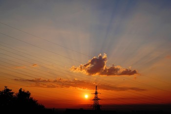 Тучки небесные,вечные странницы... / Тучки украсили взошедшее солнышко замечательной сияющей короной