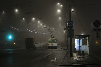 На ночной остановке... / В ноябре