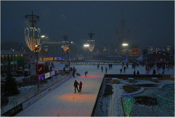 Каток на ВДНХ / Снежная туча меньше чем за час превратила светлый день в тёмный вечер, а через пол часа опять небо стало голубым ...