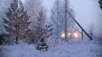 День вечереет, ночь близка... / солнечный свет на закате, осветивший окна, разлился золотом