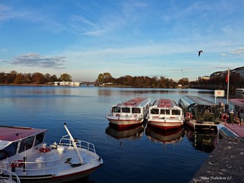 Alster Hamburg / Озеро Альстер (Alster Hamburg) - сердце Гамбурга, любимое место отдыха гамбуржан и гостей города. Видео:

https://www.youtube.com/watch?v=FUnJ6Mt1G68

Alstervergnügen 2017. Hamburg
https://www.youtube.com/watch?v=PZXeb1sykTk

Alster am Abend
https://www.youtube.com/watch?v=YdvFUdm0nQ0

Alster Hamburg
https://www.youtube.com/watch?v=shvDCXIyNb0&amp;pbjreload=10
Парусники в Гамбурге:

https://www.youtube.com/watch?v=JT5YfxP005o

Видео "Прогулка по Эльбе": https://www.youtube.com/watch?v=qL1e1j9B8Vk

Лайнеры в Гамбурге:

https://www.youtube.com/watch?v=VU8V0Jvqpy0

https://www.youtube.com/watch?v=_8iY4QcGL-A&amp;t=8s https://www.youtube.com/watch?v=EVMHpH6SJxA

Корабли на Эльбе:

https://www.youtube.com/watch?v=DA7DProSV6o&amp;list=UUEOp3amNaNT0205lPmdFi8w&amp;index=19

Портовый центр и складской район Гамбурга:

https://www.youtube.com/watch?v=i0kxa-sex6o

https://www.youtube.com/channel/UCEOp3amNaNT0205lPmdFi8w/videos?

https://www.youtube.com/watch?v=IGn-NNqkBL0

https://www.youtube.com/watch?v=dZ1W9amrFdg