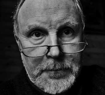 "Они уходят без возврата - неповторимые года..." / "Они уходят без возврата -
 Неповторимые года.
 А мы ведь думали когда-то,
 Что будем молоды всегда.
 А нам казалось год от года,
 Когда врывалась в мир весна,
 Что нас помилует природа,
 Что нас не тронет седина.
 Уходят годы осторожно.
 Мы не сдаем своих высот ...
 И только зеркало безбожно
 Наш возраст все же выдает ..."