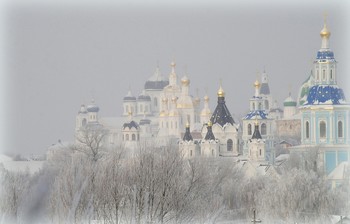 К Новому году все готово.... / Следов вчерашних не найти, -
Засыпал снегопад дороги…
А Новый год на полпути
И скоро встанет на пороге.
Смолистый запах всё сильней,
В тепле - еловой ветки ласка.
Среди мерцающих огней
Давай с тобой побудем в сказке.
Александр Февральский