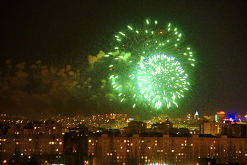 С Новым Годом! Праздничный Фейерверк / В каждом городе едва не за три месяца до Нового Года ежедневно взлетают Фейерверки