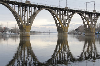 Мерефо-Херсонский мост / Мерефо-Херсонский мост — железнодорожный мост через реку Днепр в городе Днепр, Украина. Второй по возрасту мост города.