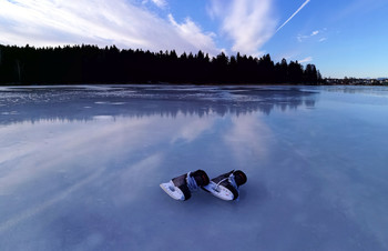 зеркало / Конец февраля. После оттепели на озере растаял снег, и лед превратился в зеркало. Мечта конькобежца.