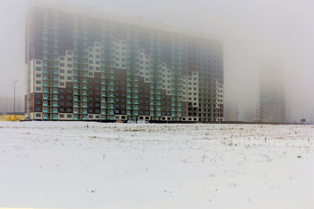 Утром туманным.. / Зимним утром в декабре. Вид на городской массив со стороны поля. Когда опускается туман. Окраина города. Дом и его архитектура в тумане.. Опустился туман на город...