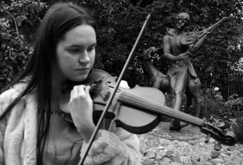 Гармония / Шагал играет на скрипке смычком из кисточки, дека скрипки - Эйфелева башня, а сама скрипка - родной город Витебск. &quot;Витебская мелодия на французской скрипке&quot; – так называется памятник скульптора Валерия Могучего во дворе дома-музея Марка Шагала.
