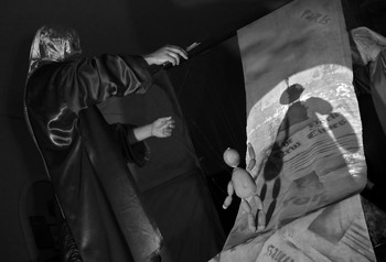 Годы правят судьбой / Белорусский кукольный театр «Лялька» в день рождения Марка Шагала показал спектакль «Исход», посвященный жизни и творчеству самого известного витебского художника. Впервые в истории актеры работают с марионетками на ходулях. Культовые произведения художника воплощены через театр теней и особую систему символов.