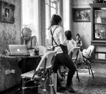 Жизнь в кафе Далаль / Слово Далаль "دلال" по-арабски имеет много значений, среди них процветание, снисхождение, место сборищ вокруг вкусной еды....
Все они отражают сущность ресторана Далаль в историческом районе Тель Авива. По утрам в кафе сидит молодежь, встречаются, работают, живут...