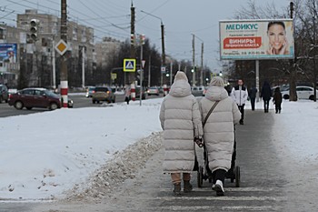 Две в одинаковом пальте. / &quot; &quot; &quot;