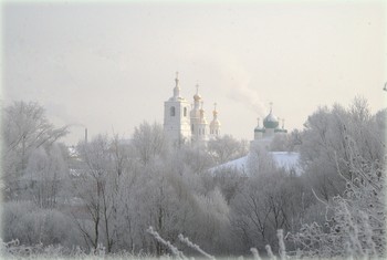 Душу охладить не смог мороз... / Снег зима рассыпала пушистый,
Душу охладить не смог мороз,
И сияет иней серебристый,
Будто лепестки волшебных роз.....


Дивное чудесное мгновенье,
Сказка мой захватывает дух.
Я в мечтах лечу под небесами,
Из души ушли печаль и тьма,
Наяву любуюсь чудесами,
Дарит мне их белая зима.
(А.Болутенко)