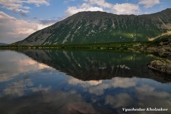Отражение гор в воде озера / Кузнецкий Алатау, Золотая долина, Хакасия