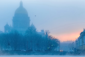 Морозный рассвет. / Рассвет в Петербурге в морозное, туманное от парящей Невы, утро.