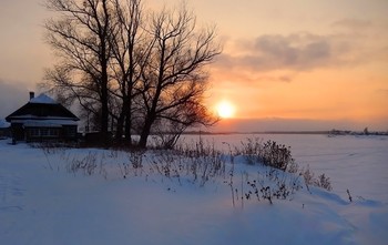 Деревенский зимний закат / Томская область, село Нарым.