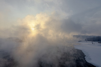 Стоит туман над Енисеем / В морозные дни над незамерзающим Енисеем висит морозный туман, скрывающий все и даже солнце!
