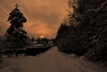 &quot;К пяти часам у нас уже смеркалось ...&quot; / &quot;Была такая длинная зима,
 когда любой вечернею порою
 уже легко - сойтись горе с горою
 и очень трудно не сойти с ума.
 Была зима,
 и загородный дом,
 где в сумерках мерцает телевизор
 и где гудит огонь,
 бросая вызов
 метелям,
 снегопадам,
 январю -
 всему, что на голову свергалось.
 Дни прибывали
 по календарю.
 К пяти часам у нас уже смеркалось ...&quot;
 Ю.Левитанский