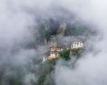 Гнездо тигрицы / Такцанг-лакханг (иначе Такцанг-дзонг, Гнездо тигрицы) — знаменитый монастырь (лакханг) в Бутане. Расположен на скале на высоте 700 м над уровнем долины Паро.
По легенде, в VIII веке Падмасамбхава (Гуру Ринпоче) прилетел на это место из Тибета на спине тигрицы-демоницы из Кхенпайонга, которую он сумел укротить. Потому это место посвящено укрощению тигра-демона. Альтернативная легенда гласит, что та тигрица была не демоницей. Тигрицей обернулась бывшая жена императора добровольно ставшая ученицей гуру Падмасабхавы в Тибете. Она и перенесла своего учителя из Тибета к нынешнему местоположению Такцанг-лакханга. В одной из здешних пещер учитель остался медитировать, проявил восемь воплощённых форм (манифестаций), и так это место стало святым. А впоследствии оно стало известно как «Гнездо Тигрицы».