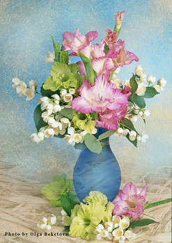 Гладиолусы в синей вазе / Розовые гладиолусы и жасмин в синей вазе