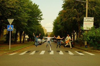 Пешеходы, переходы / Пешеходы, переходы.... пешеходыпереходы пятница....#TheBeatles #Битлз #Beatles #TheBeatles #AbbyRRoad #BeatlesAbbyRoad - завтра - 16 января - Всемирный День Битлз !!! ;) Догадайтесь - чем за 2-минуты для конкурса Comedy-Club-Minsk-Beatles были наклеены черные клавиши на Белой дорожной ленте пешеходного перехода?) и сняты обратно в ведро за 0,7-минуты?))