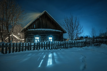 Окна в ночи / Новогодние ночи богаты на терпкий дым деревенских бань, крепкий морозец, вкусный ужин и особое, уютное ощущение домашнего тепла вдали от суеты.