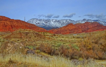 про белый трак, бегущий своей дорогой.. / Юта, США, Red Cliffs Conservation Area.